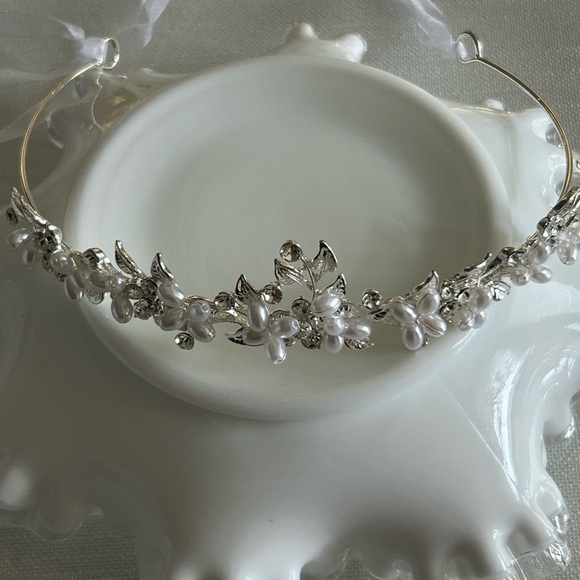Intricate Silver and White Floral Hair Accessory - Picture 3 of 6